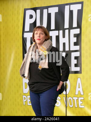 Jess Phillips, Arbeit Mitglied des Parlaments (MP) für Birmingham Yardley, Adressen der 'Abstimmung' März in Parliament Square, London. Abstimmung der März fand in London statt am 23. März 2019 im Rahmen einer Serie von Demonstrationen gegen Brexit, Aufruf für ein neues Referendum zu protestieren, und die britische Regierung fragen, Artikel 50 zu widerrufen. Es brachte in die Hauptstadt Hunderte von Tausenden von Demonstranten, oder über eine Million Menschen nach Angaben der Veranstalter. Stockfoto