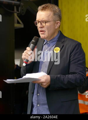 Tom Watson, der stellvertretende Chef der Labour Party und Mitglied des Europäischen Parlaments für West Bromwich, Adressen der 'Abstimmung' März in Parliament Square, London. Abstimmung der März fand in London statt am 23. März 2019 im Rahmen einer Serie von Demonstrationen gegen Brexit, Aufruf für ein neues Referendum zu protestieren, und die britische Regierung fragen, Artikel 50 zu widerrufen. Es brachte in die Hauptstadt Hunderte von Tausenden von Demonstranten, oder über eine Million Menschen nach Angaben der Veranstalter. Stockfoto