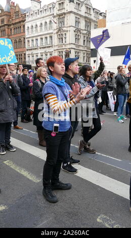 Die Demonstranten über die Generationen hinweg an die 'Abstimmung' März in London. Abstimmung der März fand in London statt am 23. März 2019 im Rahmen einer Serie von Demonstrationen gegen Brexit, Aufruf für ein neues Referendum zu protestieren, und die britische Regierung fragen, Artikel 50 zu widerrufen. Es brachte in die Hauptstadt Hunderte von Tausenden von Demonstranten, oder über eine Million Menschen nach Angaben der Veranstalter. Stockfoto