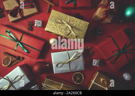 Weihnachtsartikel auf rotem Hintergrund. Flach Top View Stockfoto