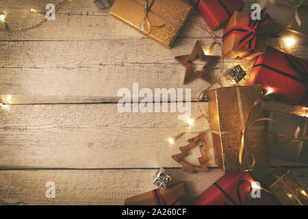 Geschenkverpackungen Dekorationen und Weihnachtslichter auf Holz- Hintergrund. Kopieren Sie Platz Stockfoto