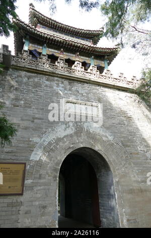 Guozijian (Imperial College), auf guozijian Straße in Peking, China, war Chinas nationale Universität während der Yuan, Ming und Qing Dynastien und die letzten Guozijian China. Die meisten der Gebäude der Beijing Guozijian wurden während der Ming Dynastie gebaut und es bleibt ein wichtiges Weltkulturerbe in China. Die guozijian wurde 1905 geschlossen. Die guozijian wurde zum ersten Mal im Jahre 1306 Im 24. Jahr der Zhiyuan Herrschaft der Yuan Dynastie errichtet und wurde rekonstruiert und auf einer großen Skala während Yongle und Zhengtong herrscht der Ming Dynastie renoviert Stockfoto