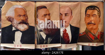 Porträts von Karl Marx, Friedrich Engels, Wladimir Lenin und Joseph Stalin in einem chinesischen Markt. Stockfoto