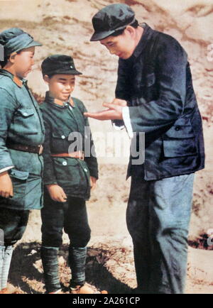 Vorsitzender Mao im Gespräch mit jungen kommunistischen Kinder, in Yenan (1939) Mao Zedong (1893 - 9. September 1976), war ein chinesischer kommunistischer Revolutionär, den Gründervater wurde von der Volksrepublik China (nachstehend "VR China" genannt), die er als Vorsitzender der Kommunistischen Partei Chinas von der Gründung im Jahre 1949 regierte bis zu seinem Tod Stockfoto