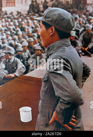 Der Vorsitzende Mao auf dem chinesischen Volk die Antijapanische militärischen und politischen Universität in Yenan. (1938). Mao Zedong (1893 - 9. September 1976), war ein chinesischer kommunistischer Revolutionär, den Gründervater wurde von der Volksrepublik China (nachstehend "VR China" genannt), die er als Vorsitzender der Kommunistischen Partei Chinas von der Gründung 1949 bis zu seinem Tod regiert Stockfoto