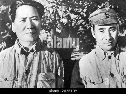 Lin Biao (rechts) mit Mao Zedong. 1940. Mao Zedong (1893 - 9. September 1976), war ein chinesischer kommunistischer Revolutionär, den Gründervater wurde von der Volksrepublik China (nachstehend "VR China" genannt), die er als Vorsitzender der Kommunistischen Partei Chinas von der Gründung 1949 bis zu seinem Tod regiert Stockfoto