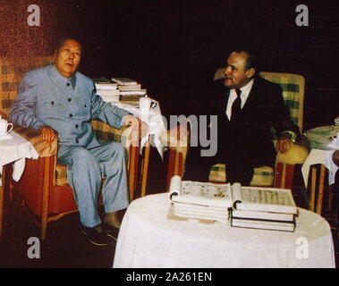 Mao Zedong und Robert Muldoon, Neuseeland Premierminister Robert Muldoon besucht China im April 1976. Mao Zedong (1893 - 9. September 1976), war ein chinesischer kommunistischer Revolutionär, den Gründervater wurde von der Volksrepublik China (nachstehend "VR China" genannt), die er als Vorsitzender der Kommunistischen Partei Chinas von der Gründung 1949 bis zu seinem Tod regiert Stockfoto