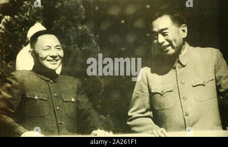 Deng Xiaoping mit dem chinesischen Premierminister Zhou Enlai 1960. Deng Xiaoping (1904-1997) war ein chinesischer Politiker, war der Anführer der Volksrepublik China von 1978 bis zu seiner Pensionierung im Jahr 1992. Nach Mao Zedongs Tod 1976, Deng führte China durch weit reichende marktwirtschaftliche Reformen und hat die "Architekten des modernen China genannt wurde". Stockfoto