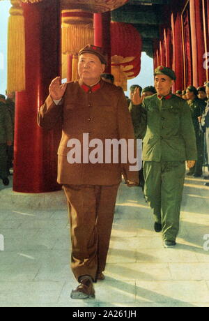 Lin Biao mit Mao Zedong, 1966. Lin Biao (1907 - 1971). Lin wurde bei der Schaffung der Grundlagen für Maos Personenkult instrumental, und war in der Kulturrevolution durch genannt werden Maos Nachfolger bestimmt belohnt. Lin starb am 13. September 1971. Stockfoto