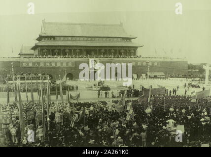 Der Vorsitzende Mao die Verkündigung der Gründung der Volksrepublik China am 1. Oktober in Peking. (1949). Mao Zedong (1893 - 1976), auch als Chairman Mao bekannt, eine chinesische Kommunistische Revolutionäre war, der Gründervater wurde von der Volksrepublik China (nachstehend "VR China" genannt), die er als Vorsitzender der Kommunistischen Partei Chinas von der Gründung 1949 bis zu seinem Tod 1976 regierte. Stockfoto