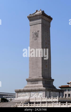 Das Denkmal für die Helden des Volkes, Peking. Ein 10-stöckiges Obelisk, die als nationales Denkmal von China bis zu den Märtyrern des revolutionären Kampfes während des 19. und 20. Jahrhundert errichtet wurde. Stockfoto