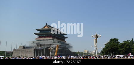 Qianmen 'Eingangstor'; Name für Zhengyangmen, ein Tor in Pekings historischen Stadtmauer. Das Tor befindet sich im Süden von Tiananmen Platz und sobald der südliche Eingang in die Innere Stadt bewacht. Zhengyangmen wurde erstmals im Jahre 1419 Während der Ming Dynastie errichtet. Nach dem kommunistischen Sieg im chinesischen Bürgerkrieg 1949, der zhengyangmen Torhaus wurde von der Beijing Garnison der Volksbefreiungsarmee besetzt. Es wurde 2007 wieder aufgebaut. Stockfoto