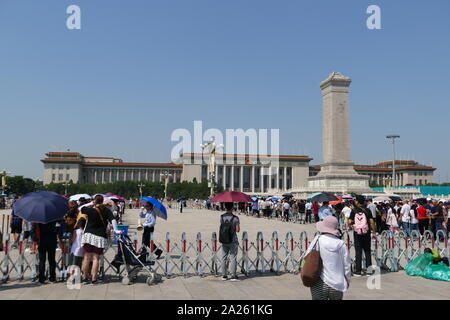 Das Denkmal für die Helden des Volkes steht vor der Großen Halle des Volkes, Peking. Ein 10-stöckiges Obelisk, die als nationales Denkmal von China bis zu den Märtyrern des revolutionären Kampfes während des 19. und 20. Jahrhundert errichtet wurde. Stockfoto