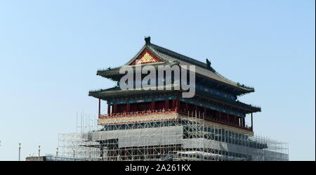 Qianmen 'Eingangstor'; Name für Zhengyangmen, ein Tor in Pekings historischen Stadtmauer. Das Tor befindet sich im Süden von Tiananmen Platz und sobald der südliche Eingang in die Innere Stadt bewacht. Zhengyangmen wurde erstmals im Jahre 1419 Während der Ming Dynastie errichtet. Nach dem kommunistischen Sieg im chinesischen Bürgerkrieg 1949, der zhengyangmen Torhaus wurde von der Beijing Garnison der Volksbefreiungsarmee besetzt. Es wurde 2007 wieder aufgebaut. Stockfoto