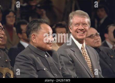 Deng Xiaoping und Jimmy Carter bei der Begrüßungszeremonie für den stellvertretenden Premier von China 1979. Deng Xiaoping (1904-1997) war ein chinesischer Politiker, war der Anführer der Volksrepublik China von 1978 bis zu seiner Pensionierung im Jahr 1992. Nach Mao Zedongs Tod 1976, Deng führte China durch weit reichende marktwirtschaftliche Reformen und hat die "Architekten des modernen China genannt wurde". Stockfoto