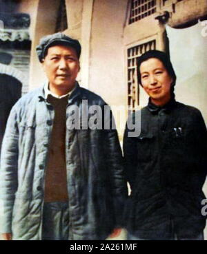 Mao Zedong mit seiner Frau Jiang Qing; 1946. Jiang Qing (1914-1991), Chinesische Kommunistische Revolutionäre, Schauspielerin, und bedeutende politische Figur während der Kulturrevolution (1966-1976). Sie war das vierte Frau von Mao Zedong. Jiang Qing war für das spielen eine wichtige Rolle in der kulturellen Revolution und für die Bildung des radikalen politischen Bündnis als "Gang of Four" bekannt ist. Stockfoto