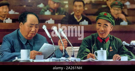 Lin Biao mit Mao Zedong, die Teilnahme an den Ständigen Ausschuss des Volkskongresses 1966. Lin Biao (1907 - 1971). Lin wurde bei der Schaffung der Grundlagen für Maos Personenkult instrumental, und war in der Kulturrevolution durch genannt werden Maos Nachfolger bestimmt belohnt. Lin starb am 13. September 1971. Stockfoto