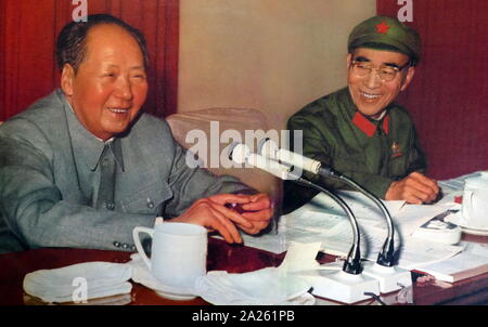 Lin Biao mit Mao Zedong, die Teilnahme an den Ständigen Ausschuss des Volkskongresses 1966. Lin Biao (1907 - 1971). Lin wurde bei der Schaffung der Grundlagen für Maos Personenkult instrumental, und war in der Kulturrevolution durch genannt werden Maos Nachfolger bestimmt belohnt. Lin starb am 13. September 1971. Stockfoto