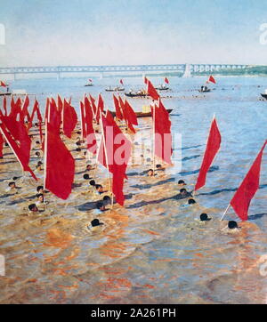 Die Roten Garden Schwimmen im Fluss Yangtze, roten Fahnen, während der chinesischen Kulturrevolution. 1967 Stockfoto