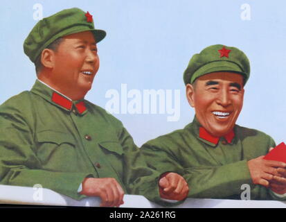 Lin Biao mit Mao Zedong, 1966. Lin Biao (1907 - 1971). Lin wurde bei der Schaffung der Grundlagen für Maos Personenkult instrumental, und war in der Kulturrevolution durch genannt werden Maos Nachfolger bestimmt belohnt. Lin starb am 13. September 1971. Stockfoto