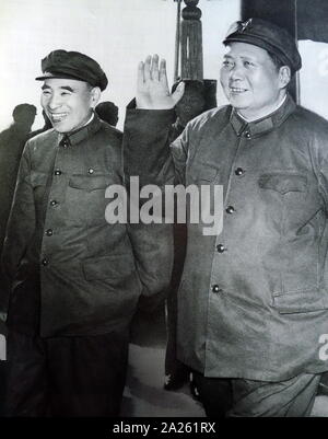 Lin Biao mit Mao Zedong, 1966. Lin Biao (1907 - 1971). Lin wurde bei der Schaffung der Grundlagen für Maos Personenkult instrumental, und war in der Kulturrevolution durch genannt werden Maos Nachfolger bestimmt belohnt. Lin starb am 13. September 1971. Stockfoto