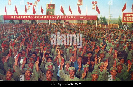 Volksbefreiungsarmee Soldaten März mit dem "roten Buch" durch Mao. 1967 Stockfoto