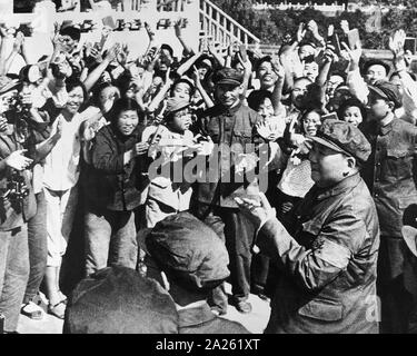 Vorsitzender Mao mit roter Schutz während der Kulturrevolution. 1966. Mao Zedong (1893 - 9. September 1976), war ein chinesischer kommunistischer Revolutionär, den Gründervater wurde von der Volksrepublik China (nachstehend "VR China" genannt), die er als Vorsitzender der Kommunistischen Partei Chinas von der Gründung 1949 bis zu seinem Tod regiert Stockfoto