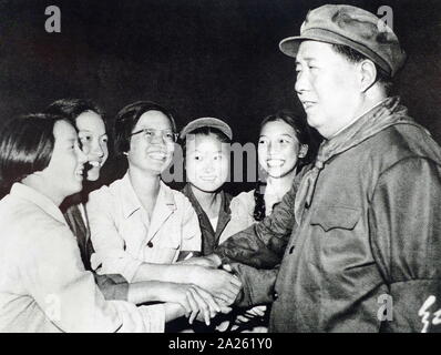 Vorsitzender Mao mit weiblichen Rotgardisten während der Kulturrevolution. 1966. Mao Zedong (1893 - 9. September 1976), war ein chinesischer kommunistischer Revolutionär, den Gründervater wurde von der Volksrepublik China (nachstehend "VR China" genannt), die er als Vorsitzender der Kommunistischen Partei Chinas von der Gründung 1949 bis zu seinem Tod regiert Stockfoto