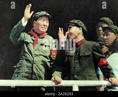 Lin Biao mit Mao Zedong, 1966. Lin Biao (1907 - 1971). Lin wurde bei der Schaffung der Grundlagen für Maos Personenkult instrumental, und war in der Kulturrevolution durch genannt werden Maos Nachfolger bestimmt belohnt. Lin starb am 13. September 1971. Stockfoto