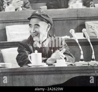 Lin Biao Besuch des ständigen Ausschusses des Volkskongresses 1966. Lin Biao (1907 - 1971). Lin wurde bei der Schaffung der Grundlagen für Maos Personenkult instrumental, und war in der Kulturrevolution durch genannt werden Maos Nachfolger bestimmt belohnt. Lin starb am 13. September 1971. Stockfoto