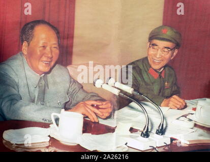 Lin Biao mit Mao Zedong (Chinesische Führer), Besuch des ständigen Ausschusses des Volkskongresses 1966. Lin Biao (1907 - 1971). Lin wurde bei der Schaffung der Grundlagen für Maos Personenkult instrumental, und war in der Kulturrevolution durch genannt werden Maos Nachfolger bestimmt belohnt. Lin starb am 13. September 1971. Stockfoto