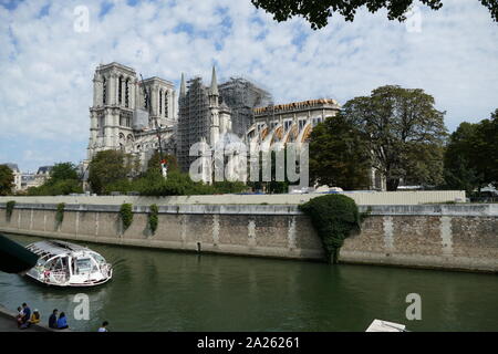 Notre-Dame de Paris einer Renovierung und Restaurierung im September 2019. Das Dach von Notre-Dame fing Feuer am Abend des 15. April 2019. Brennen für rund 15 Stunden, die Kathedrale anhaltende schwere Schäden. Am 16. Juli 2019, das Französische Parlament ein Gesetz verabschiedet, dass es wieder genau so, wie er vor dem Feuer erschienen sein. Stockfoto