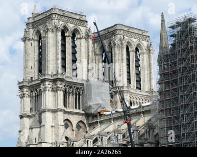 Notre-Dame de Paris einer Renovierung und Restaurierung im September 2019. Das Dach von Notre-Dame fing Feuer am Abend des 15. April 2019. Brennen für rund 15 Stunden, die Kathedrale anhaltende schwere Schäden. Am 16. Juli 2019, das Französische Parlament ein Gesetz verabschiedet, dass es wieder genau so, wie er vor dem Feuer erschienen sein. Stockfoto