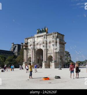 Der Arc de Triomphe du Carrousel, Paris, auf der Place du Carrousel. Es ist ein Beispiel der korinthischen Stil. Zwischen 1806 und 1808 erbaute Napoleons militärische Siege des Vorjahres zu gedenken. Stockfoto