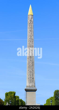 Im Zentrum des Place de la Concorde in Paris ist ein ägyptischer Obelisk geschmückt mit Hieroglyphen die Verherrlichung der Herrschaft des Pharao Ramses II. Sie ist eine von zwei der ägyptischen Regierung gab der Französischen im 19. Jahrhundert. Stockfoto