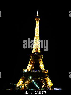 Der Eiffelturm, schmiedeeiserne Gitter Turm auf dem Champ de Mars in Paris, Frankreich. Es ist nach dem Ingenieur Gustave Eiffel, dessen Unternehmen entworfen und gebaut, der Turm, von 1887 bis 1889 als der Eingang zu den World's Fair 1889 benannt Stockfoto