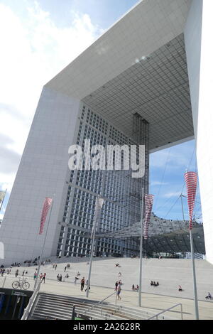 La Grande Arche de la Defense (abgeschlossen 1989) ist ein Denkmal und Gebäude im Geschäftsviertel von La Défense und in der Nähe von Puteaux, westlich von Paris, Frankreich Stockfoto