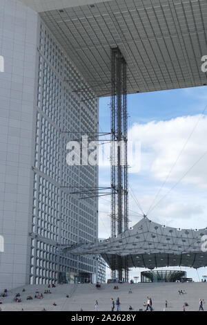 La Grande Arche de la Defense (abgeschlossen 1989) ist ein Denkmal und Gebäude im Geschäftsviertel von La Défense und in der Nähe von Puteaux, westlich von Paris, Frankreich Stockfoto