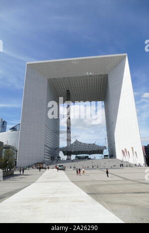 La Grande Arche de la Defense (abgeschlossen 1989) ist ein Denkmal und Gebäude im Geschäftsviertel von La Défense und in der Nähe von Puteaux, westlich von Paris, Frankreich Stockfoto