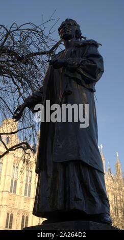 Die Emmeline und Christabel Pankhurst Memorial, ein Denkmal für Britische suffragette Emmeline Pankhurst, und ihre Tochter Christabel. Es steht am Eingang zu den Victoria Tower Gardens, südlich von Victoria Turm an der Südwestecke der Palast von Westminster. Bronzestatue von Emmeline Pankhurst von Arthur George Walker, im Jahre 1930 vorgestellt. 1958 wurde die Statue verlegt seinen aktuellen Standort und die bronzereliefs zum Gedenken an Christabel Pankhurst wurden hinzugefügt. Stockfoto