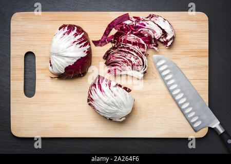 Gehackte Rotkohl auf einem Schneidebrett. Stockfoto