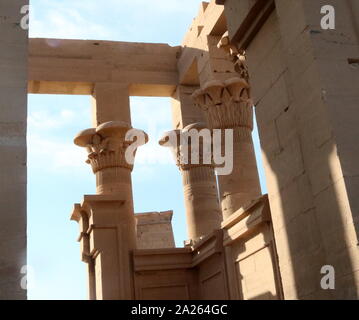 Relief aus dem Tempel von Philae auf einer Insel im Reservoir der Assuan Staudamm Niedrig, hinter dem Aswan Dam und Lake Nasser, Ägypten. Die Tempelanlage wurde abgebaut und in der Nähe der Insel Agilkia als Teil der UNESCO Nubien Kampagne Projekt verschoben, bevor die 1970 Abschluss der Assuan Staudamm. Die Insel Tempel wurde während der ptolemäischen Reich 380 - 362 v. Chr. erbaut. Die wichtigste Gottheit der Tempel Komplex war Isis Stockfoto