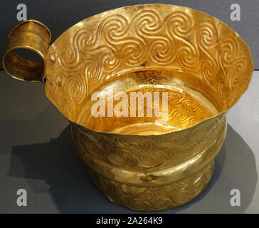 Gold Cup, aus dem Kreis ein, ein aus dem 16. Jahrhundert v. Chr. royal Friedhof, der Bronzezeit Zitadelle von Mykene im Süden Griechenlands. Charakteristisch für die frühe Phase der mykenischen Zivilisation Stockfoto