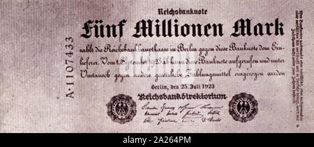 5.000.000 reichsmark Banknoten, während Weimar deutsche Hyperinflation 1923. In Wirtschaftswissenschaften, Hyperinflation ist sehr hoch und in der Regel eine Beschleunigung der Inflation. Bis Ende 1923, die Weimarer Republik in Deutschland wurde die Ausstellung von zwei Billionen Mark Banknoten und Briefmarken im Wert von 50 Milliarden Mark. Der höchste Wert der Banknoten, die von der Weimarer Regierung Reichsbank hatte einen Wert von 100 Billionen Mark (1014; 100,000,000,000,000; 100 Mio. Mio.). Auf dem Höhepunkt der Inflation, ein US-Dollar im Wert von 4 Billionen Mark. Stockfoto