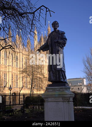 Die Emmeline und Christabel Pankhurst Memorial, ein Denkmal für Britische suffragette Emmeline Pankhurst, und ihre Tochter Christabel. Es steht am Eingang zu den Victoria Tower Gardens, südlich von Victoria Turm an der Südwestecke der Palast von Westminster. Bronzestatue von Emmeline Pankhurst von Arthur George Walker, im Jahre 1930 vorgestellt. 1958 wurde die Statue verlegt seinen aktuellen Standort und die bronzereliefs zum Gedenken an Christabel Pankhurst wurden hinzugefügt. Stockfoto