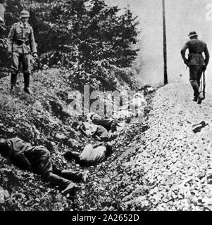 Massaker in Ciepielow, Polen, war einer der größten und am besten dokumentierten Kriegsverbrechen der Wehrmacht, während der Invasion von Polen. Am 8. September 1939, nach dem Überfall auf Polen, das Dorf Dabrowa (in der Nähe von Ciepielow) war ein massenmord von rund 300 polnischen Kriegsgefangenen aus dem Polnischen 74th Infanterie Regiment von Oberschlesien, geboten von Major Jozef Pelc. Sie waren bestellt als Partisanen von Oberst Walter Wessel erschossen zu werden, nachdem der kommandierende Offizier der 11 Unternehmen wurde von einem Heckenschützen getötet. Stockfoto