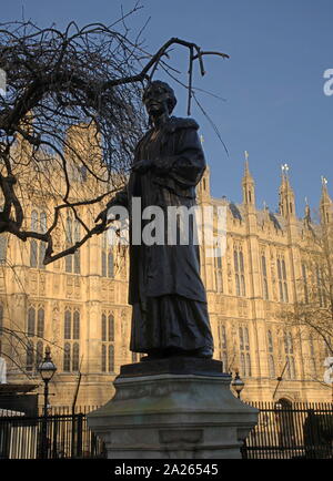 Die Emmeline und Christabel Pankhurst Memorial, ein Denkmal für Britische suffragette Emmeline Pankhurst, und ihre Tochter Christabel. Es steht am Eingang zu den Victoria Tower Gardens, südlich von Victoria Turm an der Südwestecke der Palast von Westminster. Bronzestatue von Emmeline Pankhurst von Arthur George Walker, im Jahre 1930 vorgestellt. 1958 wurde die Statue verlegt seinen aktuellen Standort und die bronzereliefs zum Gedenken an Christabel Pankhurst wurden hinzugefügt. Stockfoto