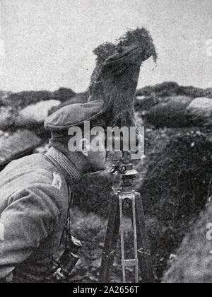 Deutscher Soldat blickt über einen Graben mit einem periskop im Ersten Weltkrieg 1915 Stockfoto