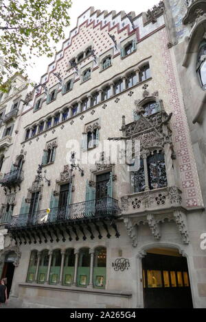 Casa Amatller im modernistischen Stil in Barcelona, Spanien, 1900 gebaut. Von Josep Puig i Cadafalch konzipiert. Zusammen mit Casa Batllo und Casa Lleo-Morera, macht die drei wichtigsten Gebäude in Barcelonas berühmte Illa de la Discordia (Baustein der Zwietracht), bekannt für seine einzigartigen modernistischen Gebäude. Das Gebäude wurde ursprünglich als Residenz für Chocolatier Antoni Amatller konzipiert und wurde zwischen 1898 und 1900 gebaut. Stockfoto