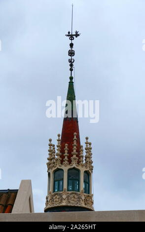 Externe Detail aus der Casa de les Punxes, entworfen von der modernistischen Architekten Josep Puig i Cadafalch. In der Eixample Gegend erbaut im Jahre 1905. Bartomeu Terradas Brutau beauftragte Josep Puig i Cadafalch ein Haus für jedes seiner drei Schwestern, Design, Angela, Josefa und Rosa. Das Ergebnis war ein Gebäude erinnert an alte mittelalterliche Burgen. Stockfoto